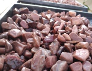 Галька бардовая кварцитная