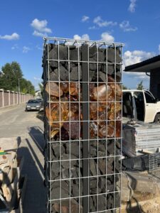Габион с черным камнем и стеклом