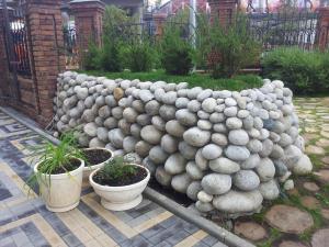 клумба из речной гальки