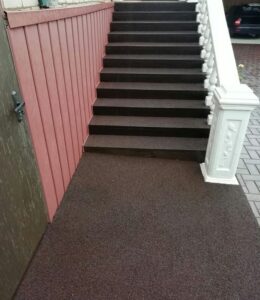 ступени из резиновой крошки,резиновые покрытия для лестниц