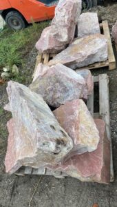 Валун кварцитный красный