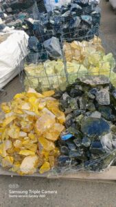 Кусковое стекло желтое