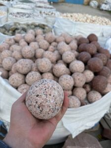 Шары гранитные красные
