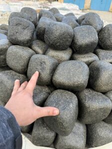 Брусчатка черная обкатанная