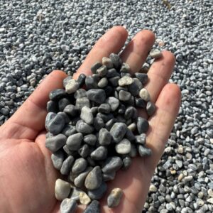 Галька серая карника окатаная в руке